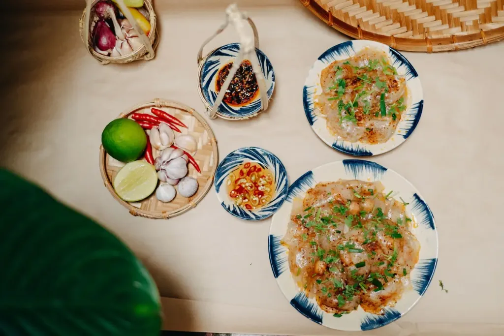 Bánh khọt tôm trên đĩa sứ men lam