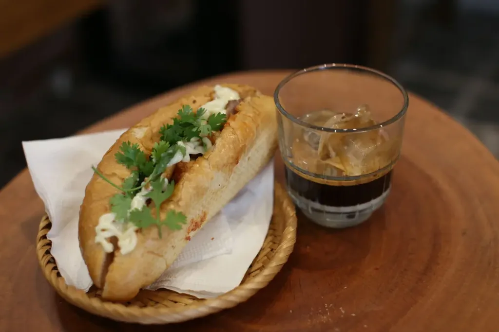 B&aacute;nh m&igrave; v&agrave; c&agrave; ph&ecirc; đen