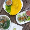 Bánh xèo vàng giòn với rau và nước chấm