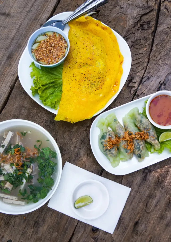 Bánh xèo vàng giòn với rau và nước chấm