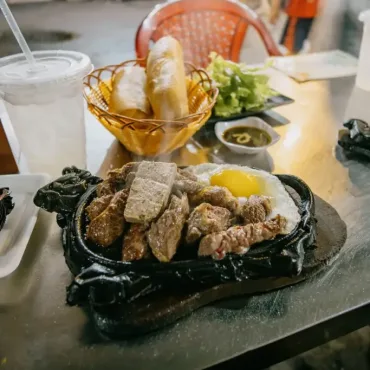 Bò né chảo gang với trứng ốp la