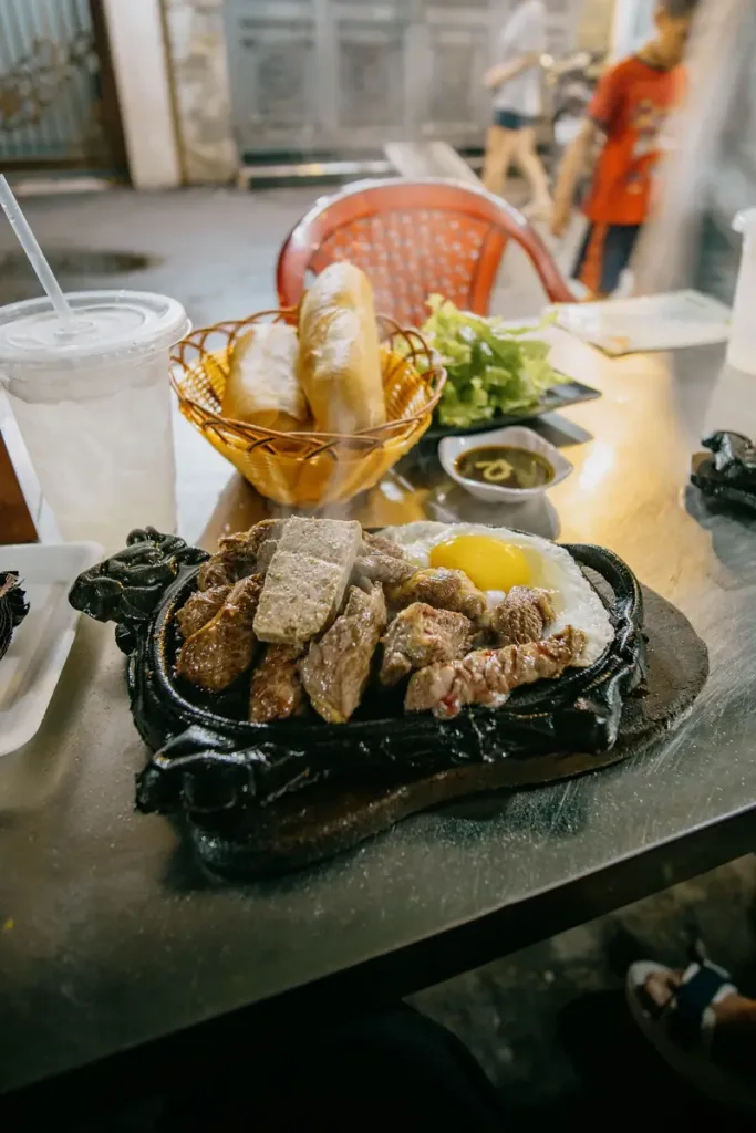 Bò né chảo gang với trứng ốp la