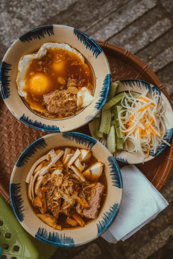 Bún bò Huế và bánh mì chảo