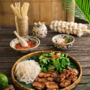 Bún chả nướng than hoa trên nia tre