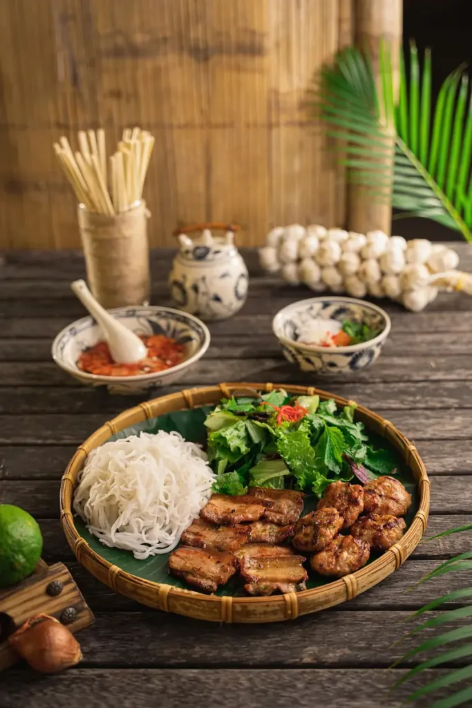 Bún chả nướng than hoa trên nia tre