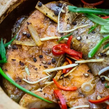 Cá kho tộ trong nồi đất