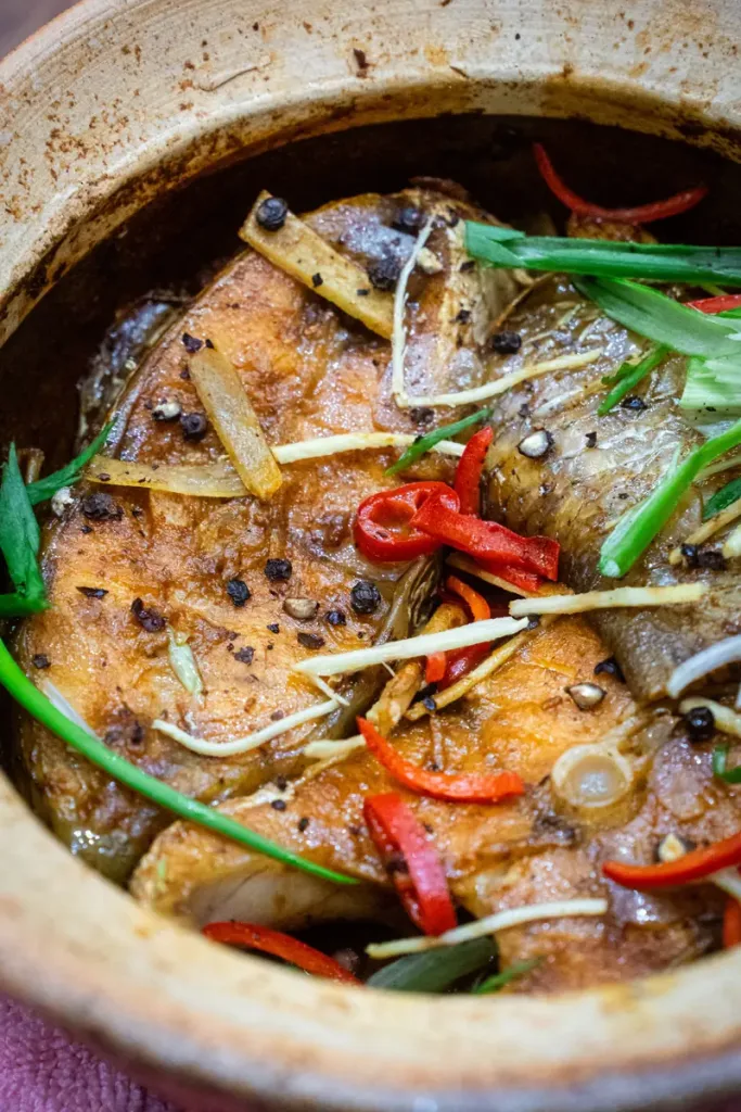 Cá kho tộ trong nồi đất