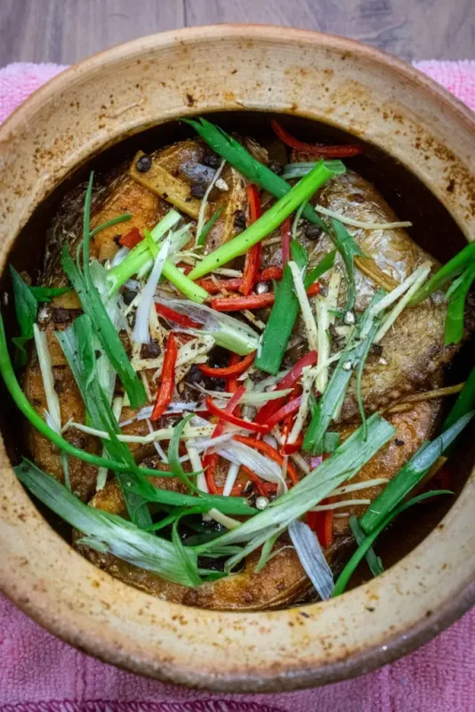 Cá kho gừng hành trong nồi đất