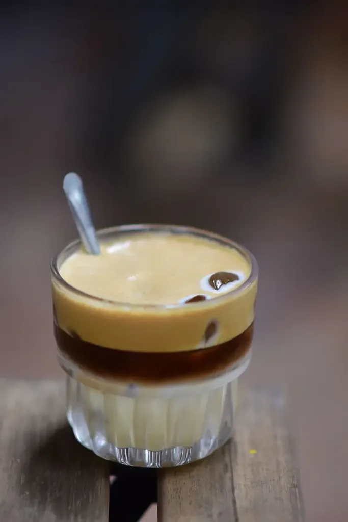 Cà phê sữa phân tầng trong ly thuỷ tinh