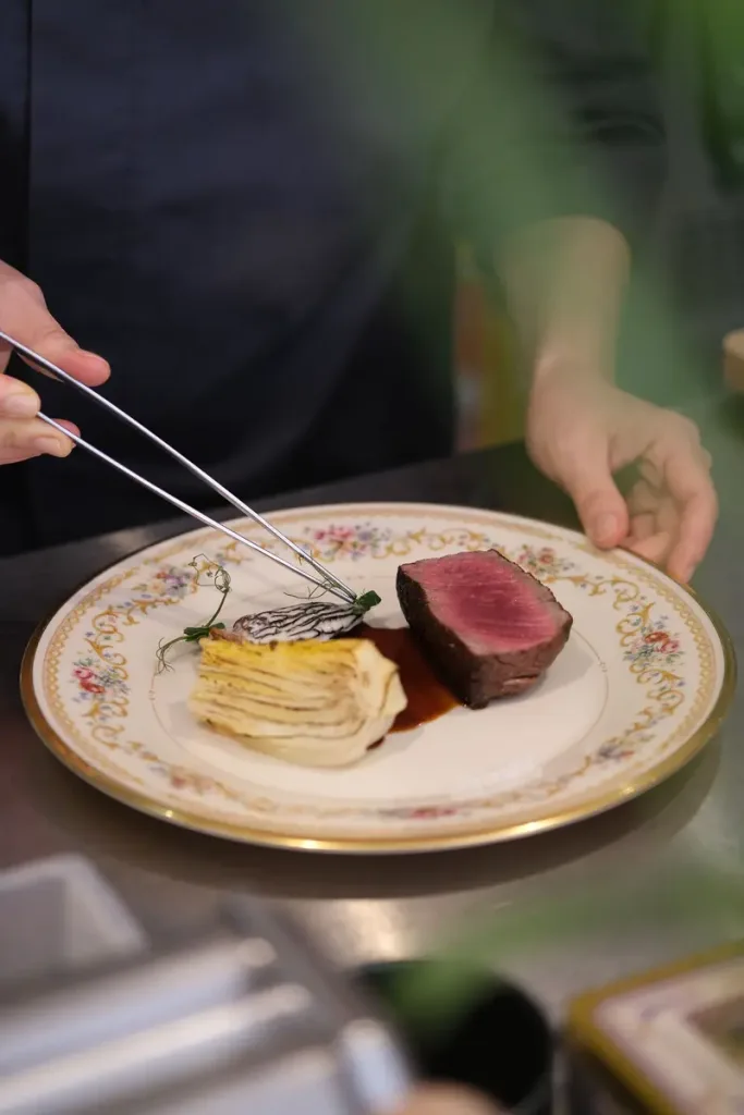 Đầu bếp b&agrave;y m&oacute;n bằng nh&iacute;p