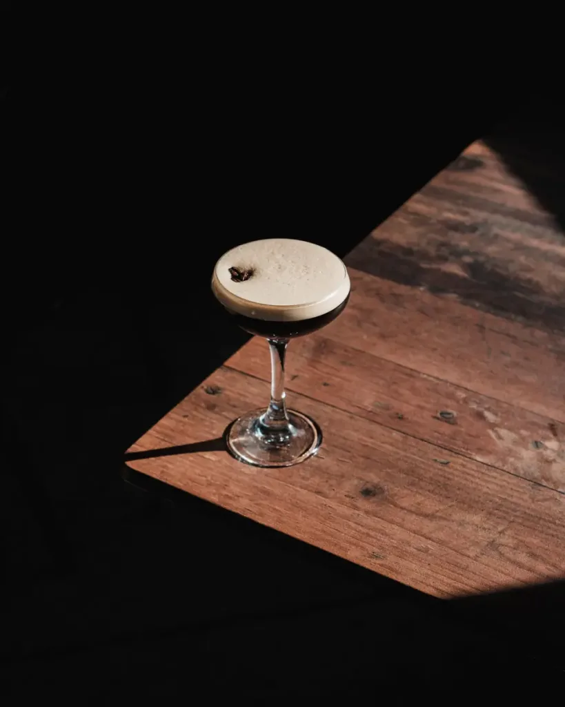 Cocktail cà phê trên bàn gỗ