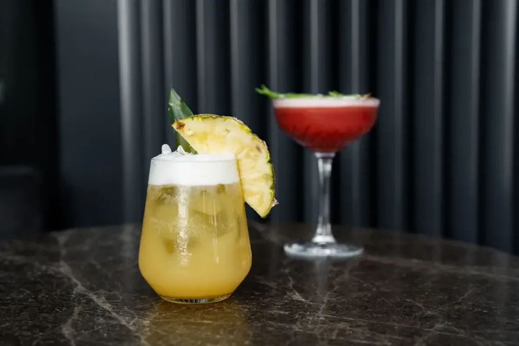 Hai ly cocktail trái cây nhiệt đới