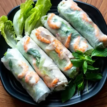 Gỏi cuốn tôm thịt trên đĩa đen