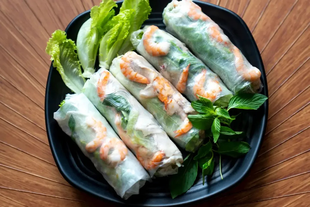 Gỏi cuốn tôm thịt trên đĩa đen