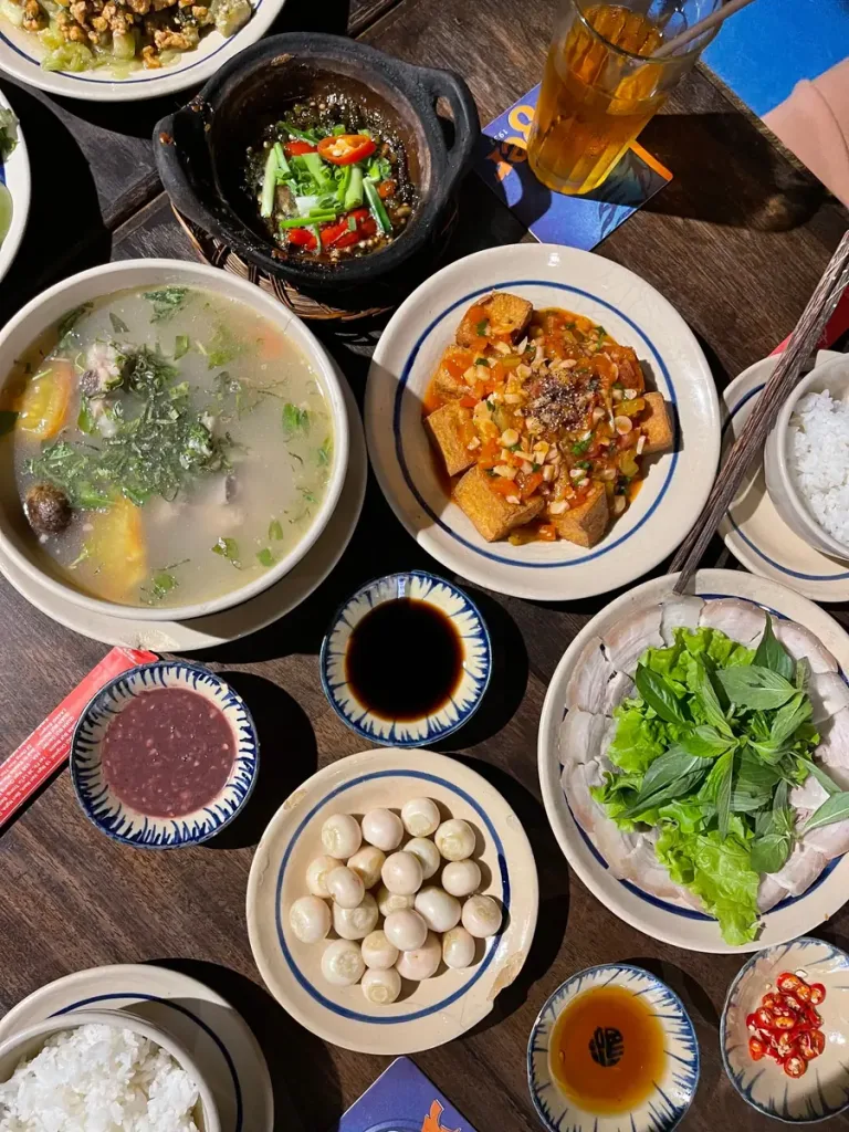 Mâm cơm Việt nhiều món nhìn từ trên xuống