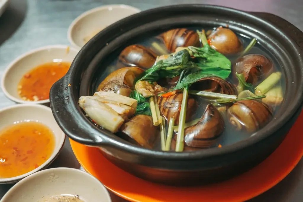 Ốc nấu chuối đậu trong niêu đất