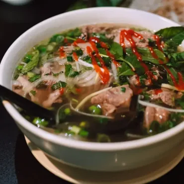 Tô phở bò nóng với rau thơm