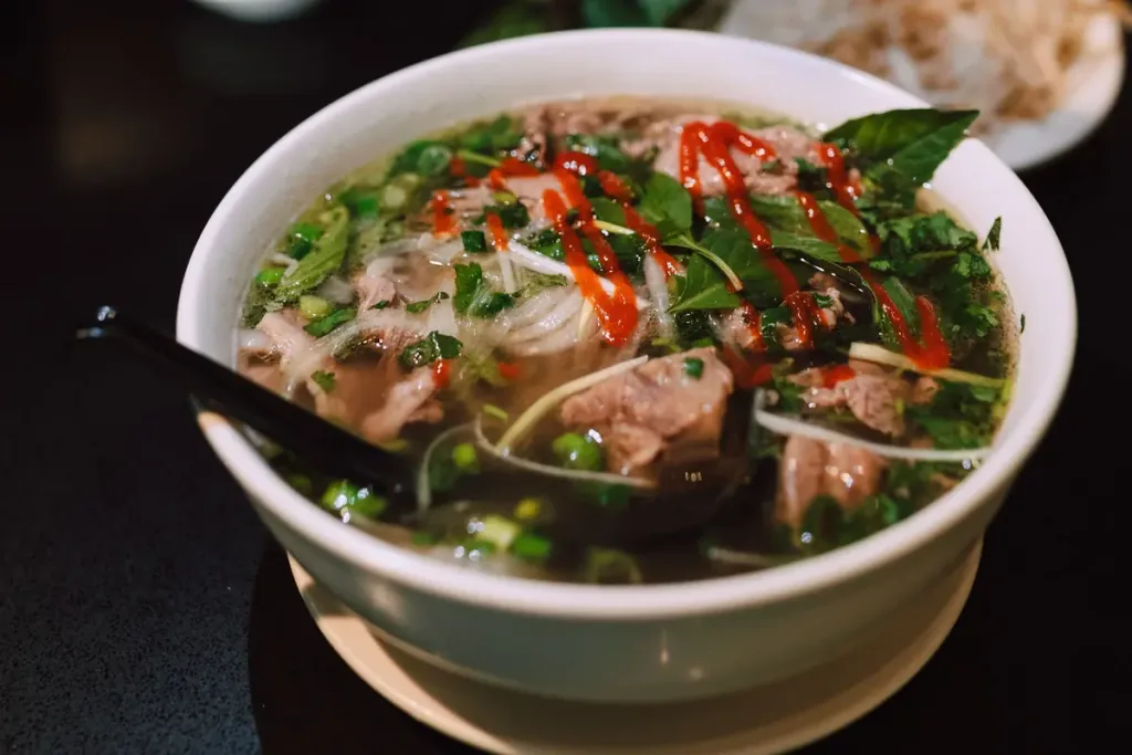 Tô phở bò nóng với rau thơm